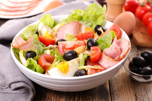 Salade de légumes aux œufs et jambon — Photo