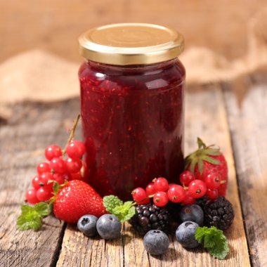 çeşitli çilek reçeli