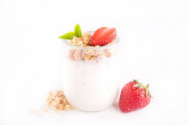 yoğurt ve çilek tencerede