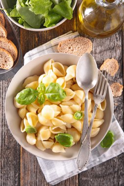 fesleğen ve zeytinyağı ile makarna