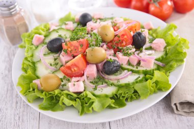 domates, salatalık ve jambon salatası