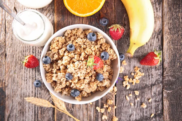 Müsli mit Früchten und Beeren — Stockfoto