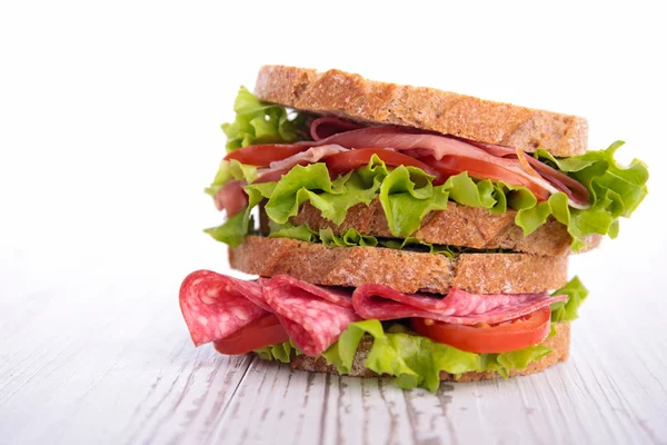 Сэндвич с салями и овощами — стоковое фото