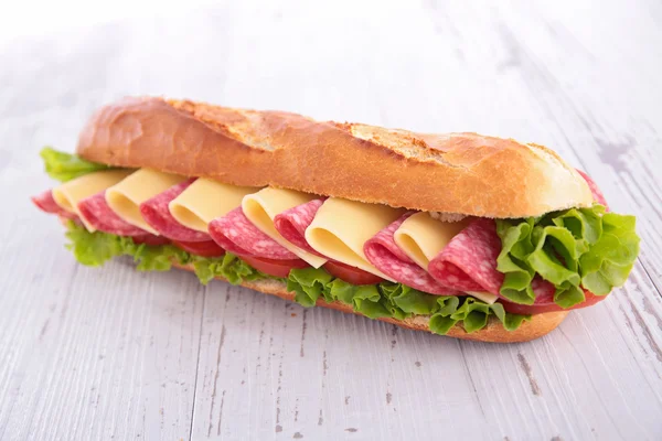 Broodje met salami en kaas — Stockfoto