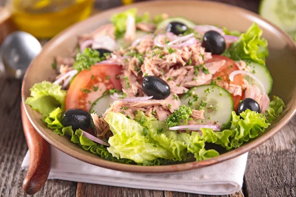 Salada com atum e azeitonas — Fotografia de Stock