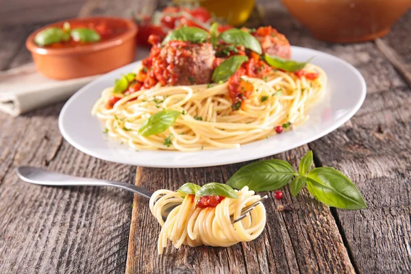 Špagety s bazalkou a rajskou omáčkou — Stock fotografie