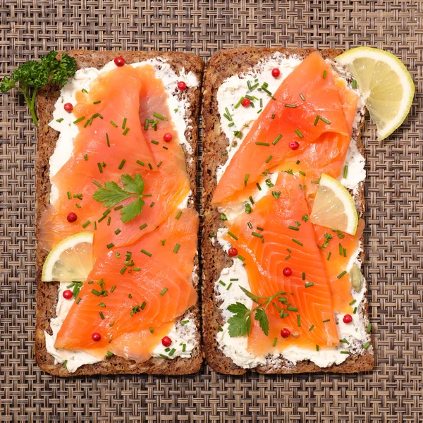 Toast met zalm en kaas crème — Stockfoto