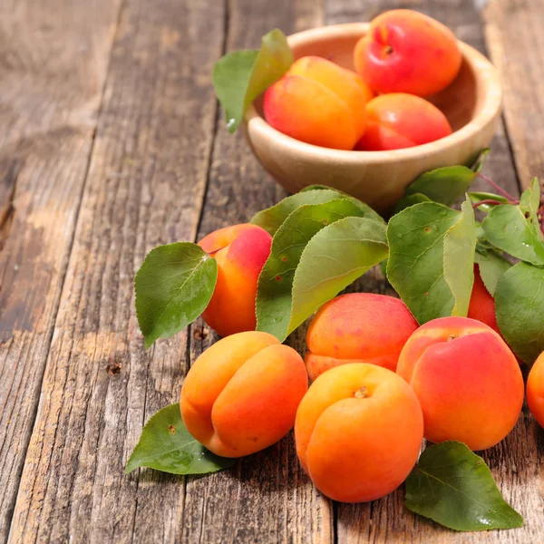 Сладкие свежие абрикосы — стоковое фото