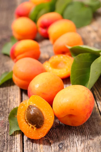 Солодкий свіжих абрикоси — стокове фото