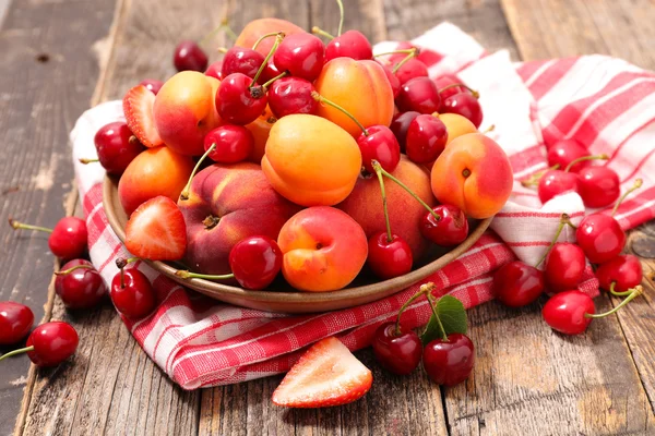 Fructe de vară asortate — Fotografie, imagine de stoc