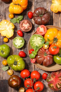  taze çiğ domates çeşitli