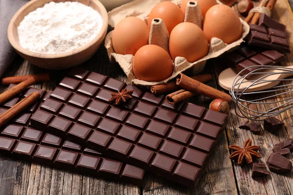 Ingredientes de chocolate e bolo — Fotografia de Stock