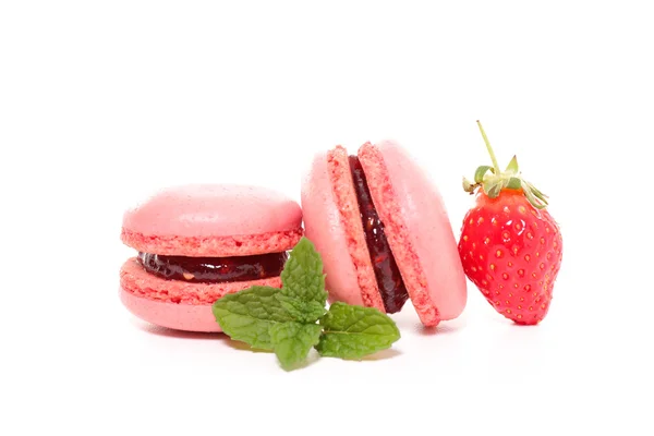 Süße Makronen mit Erdbeeren — Stockfoto