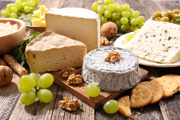 Assorted french cheese and grapes — Stock Photo, Image