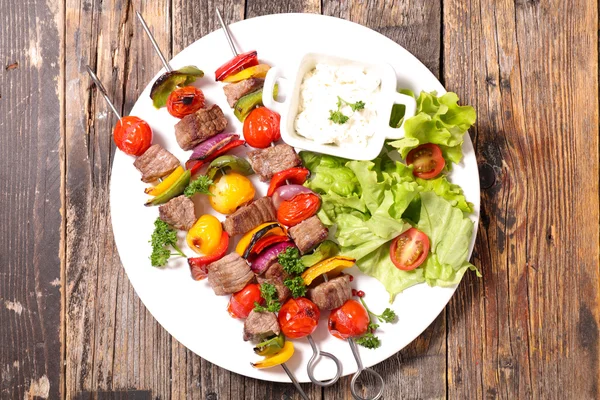 Carne de bovino e produtos hortícolas grelhados — Fotografia de Stock