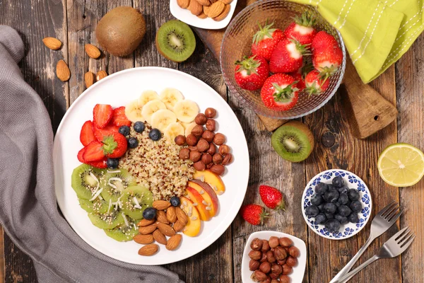 Snídaně s quinoa a ovoce — Stock fotografie