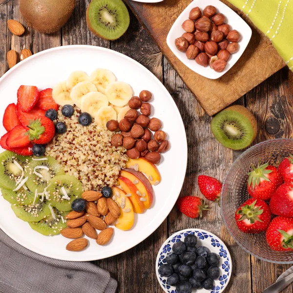 Snídaně s quinoa a ovoce — Stock fotografie