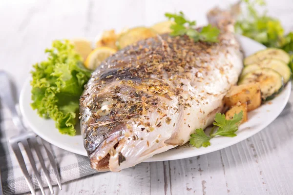Peixes e legumes grelhados — Fotografia de Stock
