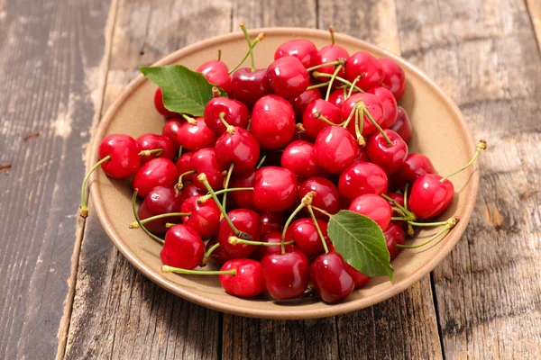 Fresh cherries and leaves — Stock Photo, Image