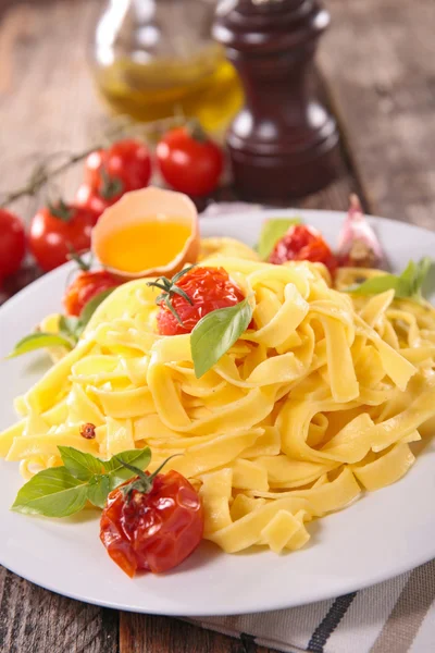 Pasta tagliatelle con tomates — Foto de Stock