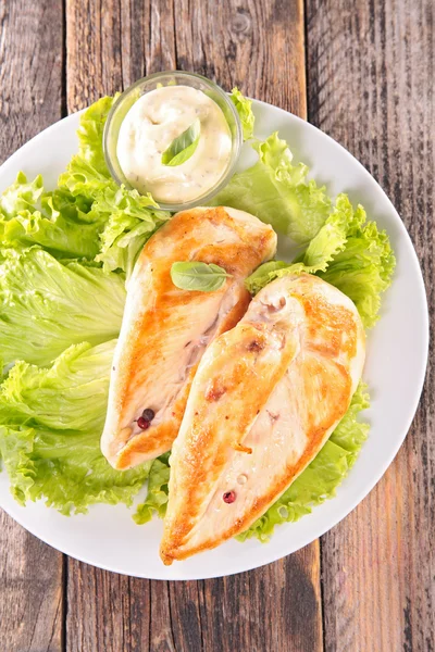 Жареная куриная грудка и салат — стоковое фото