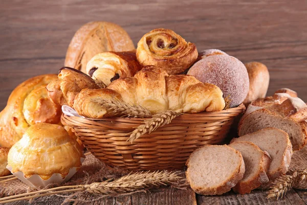 다양 한 빵 과 빵을 만드는 일 — 스톡 사진