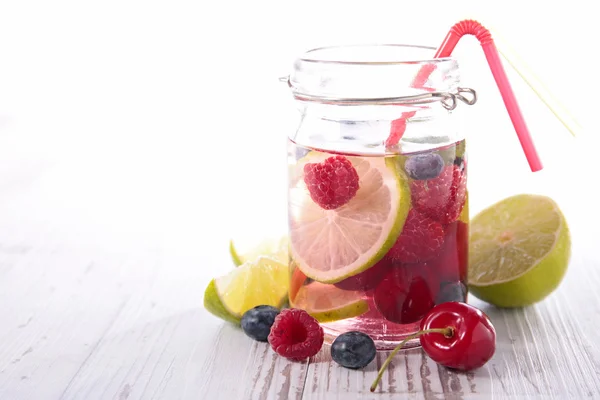 Water detox with berries and lime — Stock Photo, Image