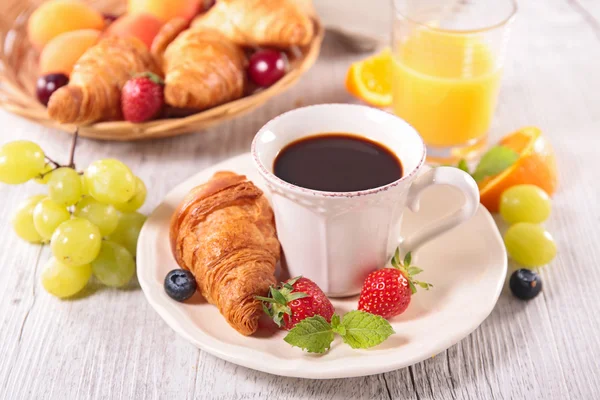 Petit déjeuner avec café et croissant — Photo