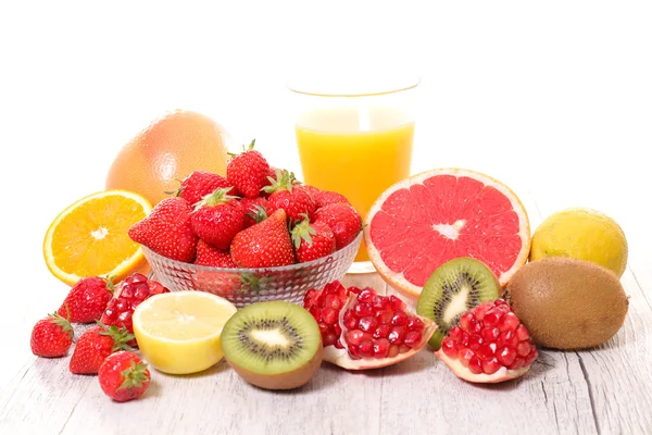 什锦的水果和果汁 — 图库照片
