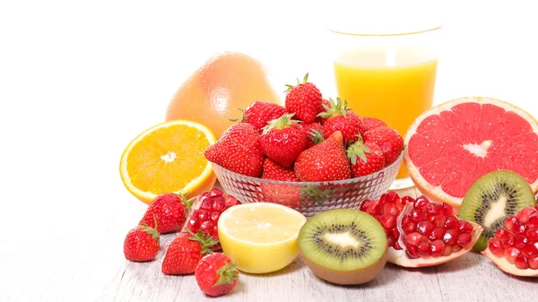 Ανάμεικτα φρούτα και χυμό — Φωτογραφία Αρχείου