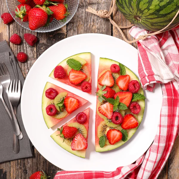 Salada de frutas com melancia e bagas — Fotografia de Stock