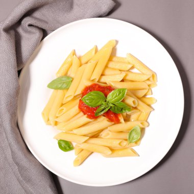 domates soslu makarna ve fesleğen.