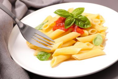 domates soslu makarna ve fesleğen.