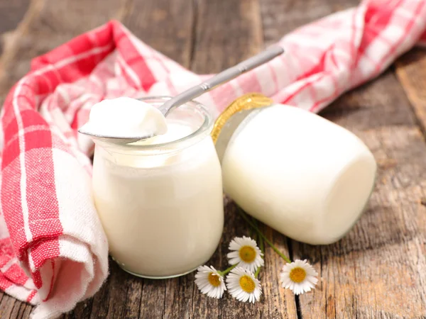 Frisse yoghurt in potten — Stockfoto