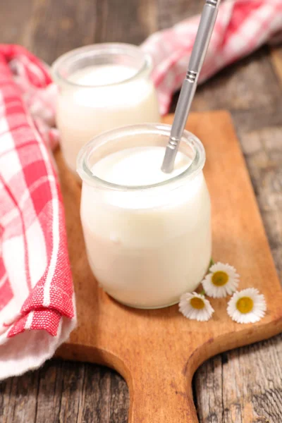 Frischer Joghurt im Glas — Stockfoto