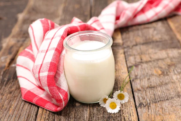 Yogurt fresco in barattolo — Foto Stock