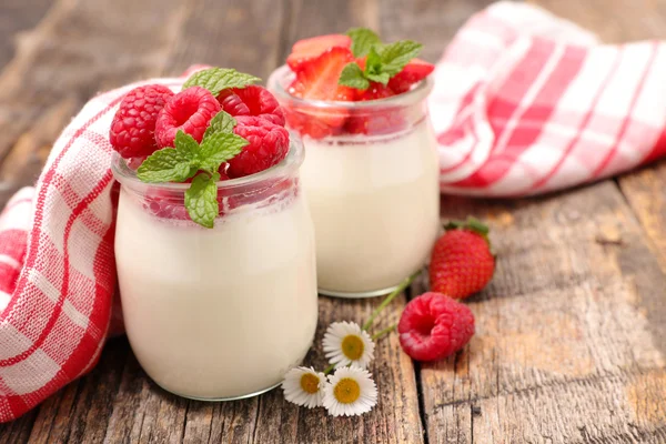 Yogurt y bayas en frascos —  Fotos de Stock