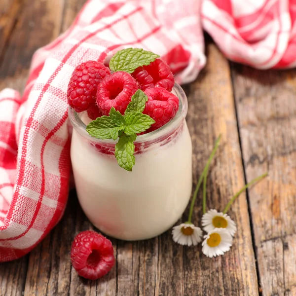 yoğurt ve cam ahududu