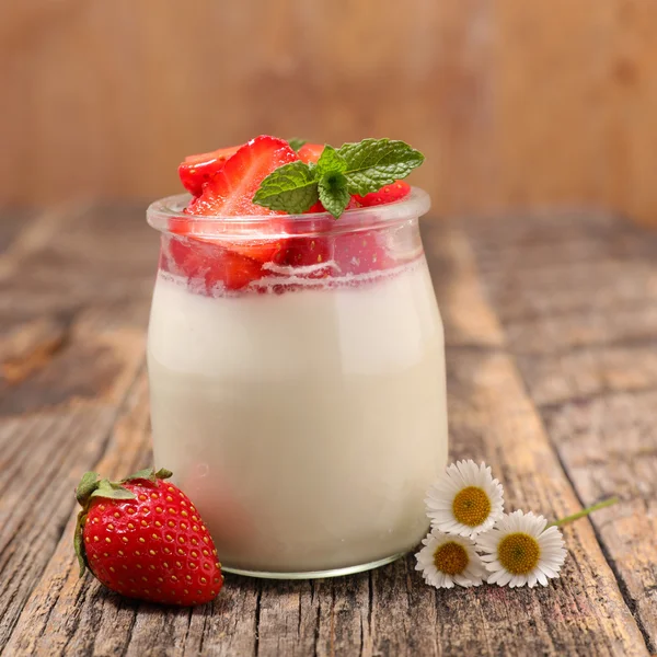 Yogurt y fresas en vidrio —  Fotos de Stock