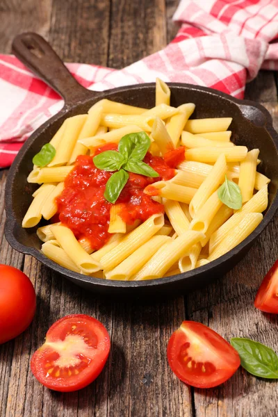 Massa com molho de tomate e manjericão — Fotografia de Stock