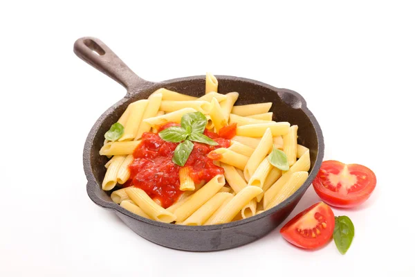 Pasta met tomatensaus en basilicum — Stockfoto