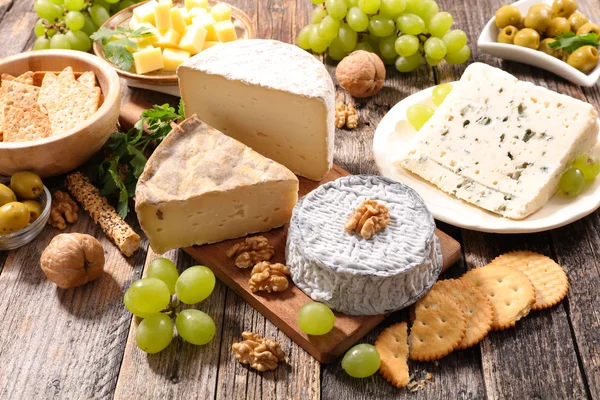 Assorted cheese with grapes and nuts — Stock Photo, Image