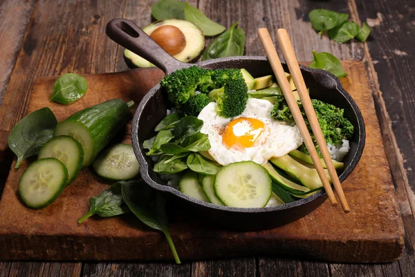 Koreaanse maaltijd groene bibimbap — Stockfoto