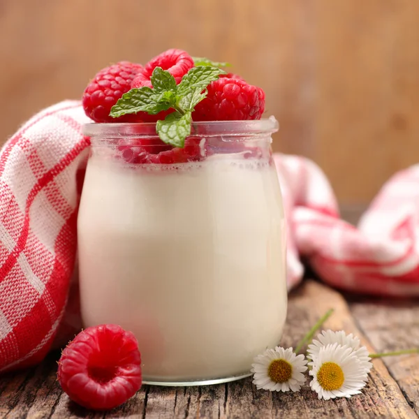 Yogurt fresco e bacche — Foto Stock