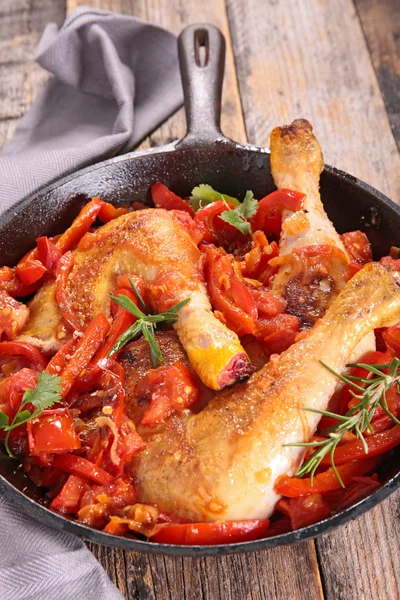 Coscia di pollo al forno e salsa di pomodoro — Foto Stock