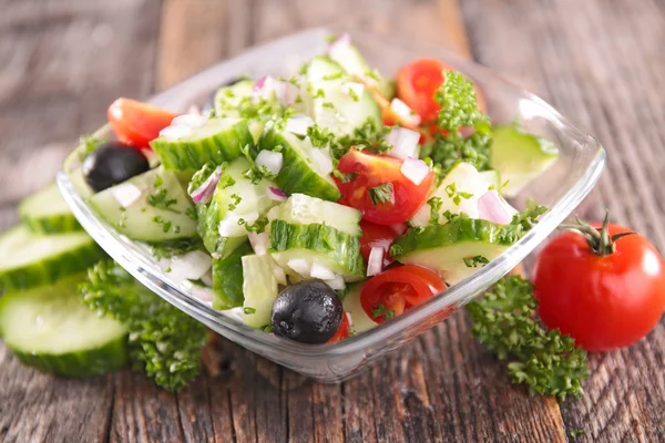 Salatalık ve domates salatası — Stok fotoğraf