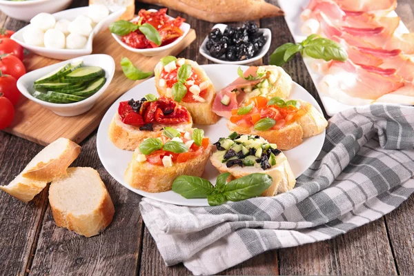 Canapé bruschetta variado — Fotografia de Stock