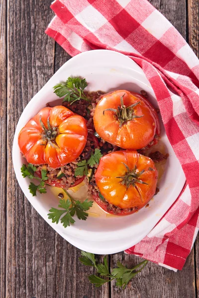 Запечённый помидор с говядиной — стоковое фото