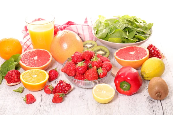 Assorted fruits and juice — Stock Photo, Image