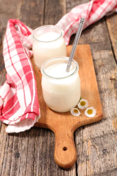 Frischer Joghurt im Glas — Stockfoto